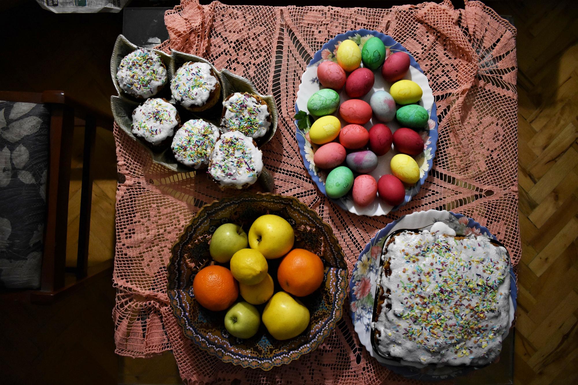 У будь-який колір та без хімії: як покрасити яйця натуральними барвниками, що завжди під рукою